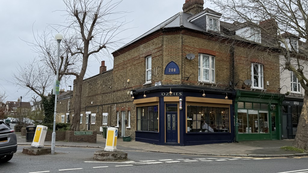 Lot: 5 - FREEHOLD MIXED USE INVESTMENT - External image of building from street